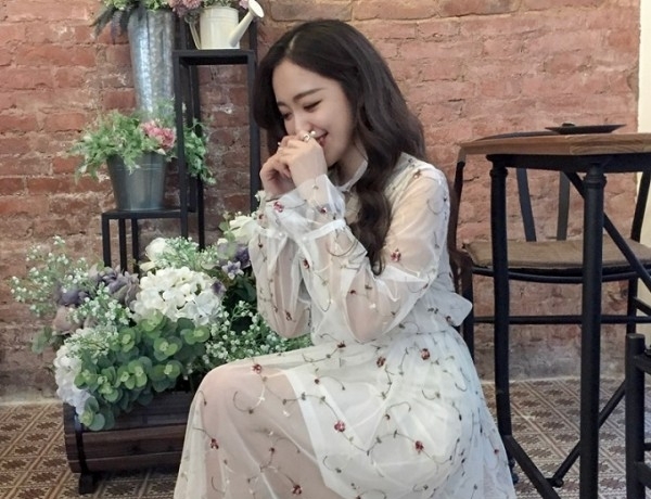 春暖花开 穿着碎花裙去郊游