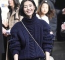 深色毛衣要如何搭配 大表姐怎么穿搭深色系毛衣