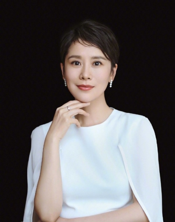 优雅裙装选择什么款式 海清穿搭快学起来