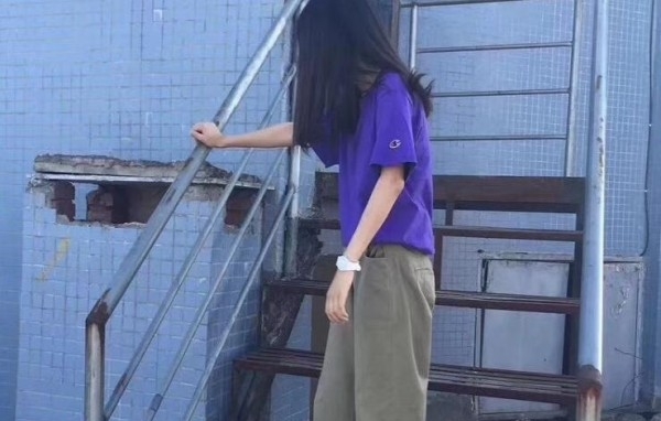紫色配什么色 紫色T恤配什么裤子好看