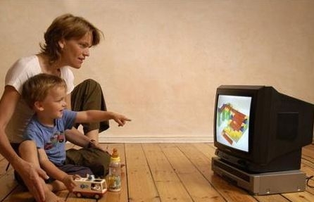 宝宝看动画片，父母陪伴才更好看