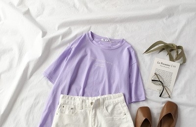 紫色T恤下身配什么  紫色T恤配裙子还是裤子好看