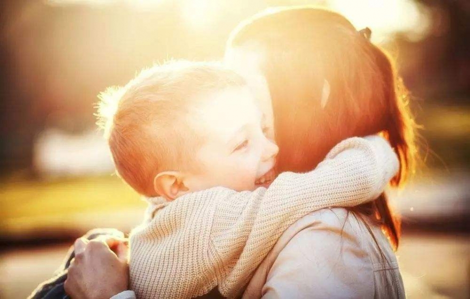 各个年龄段的孩子需要的拥抱，母亲知道吗