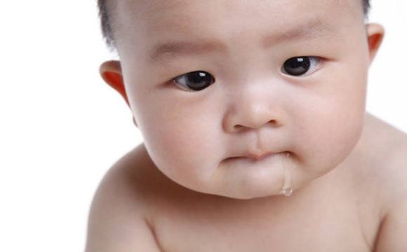 宝宝喜欢流口水可能是正常的，但你知道原理吗