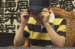 崔永元三次现身机场，身边多了一位神秘保镖，